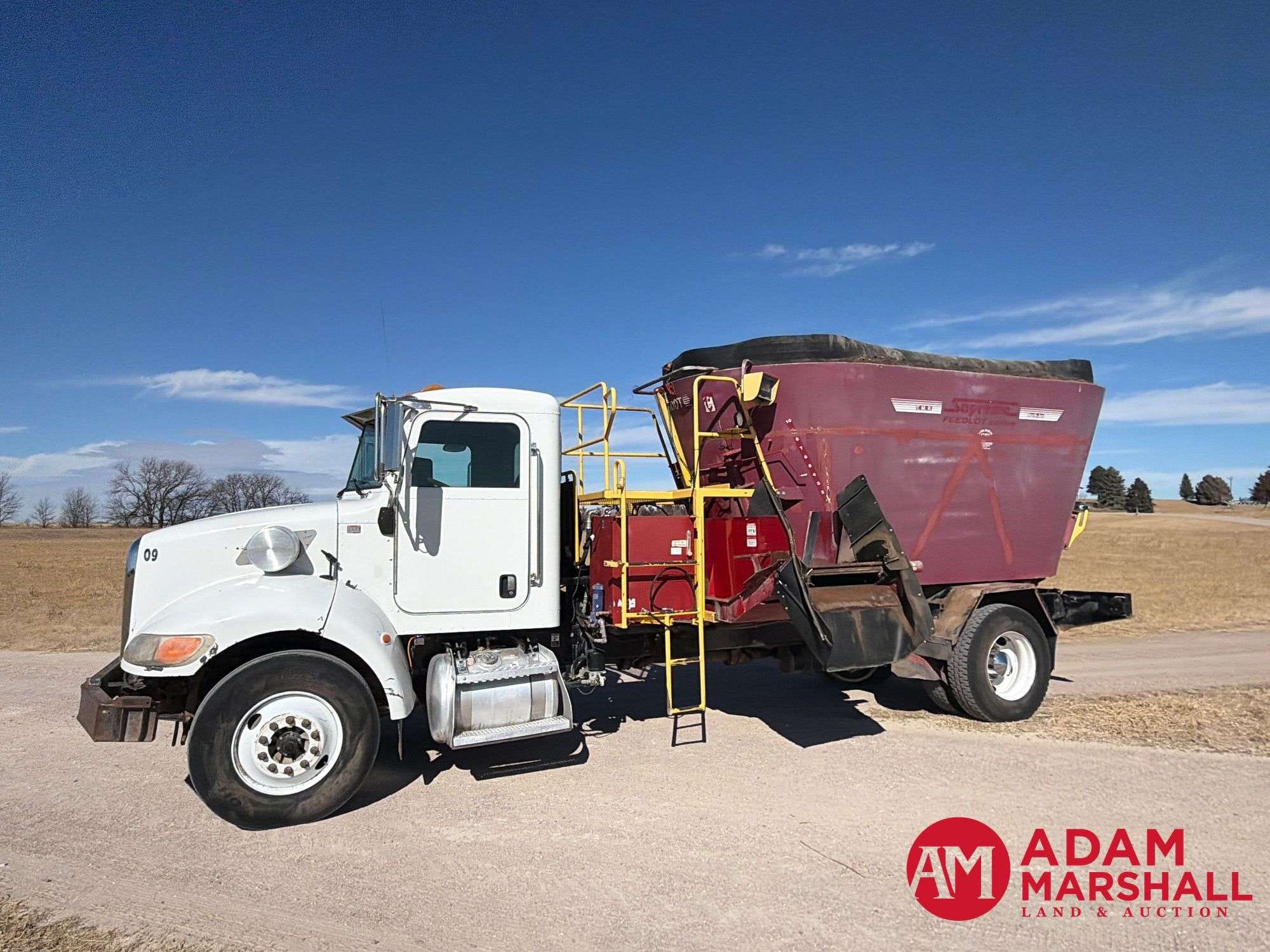 2008 Peterbilt 335 Equipment Image0