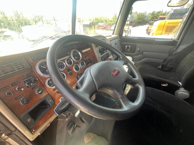 Image of Peterbilt 340 equipment image 3