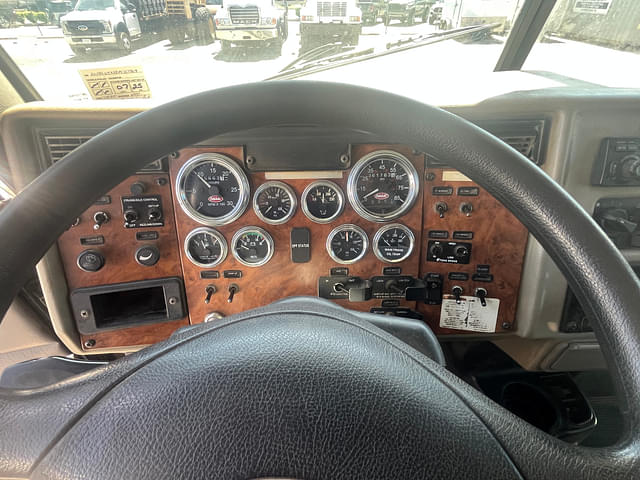 Image of Peterbilt 340 equipment image 2