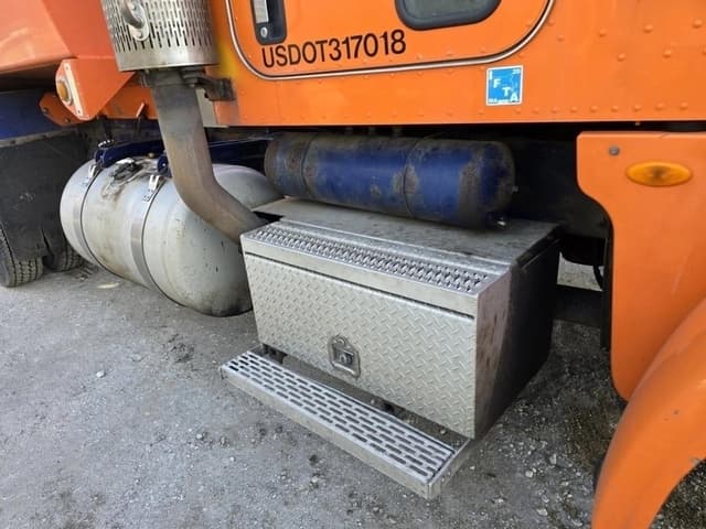 Image of Peterbilt 365 equipment image 4