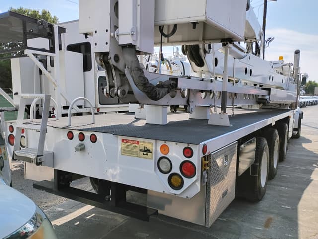 Image of Peterbilt 367 equipment image 2