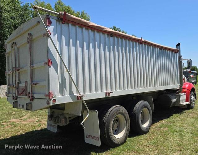 Image of Peterbilt 384 equipment image 4