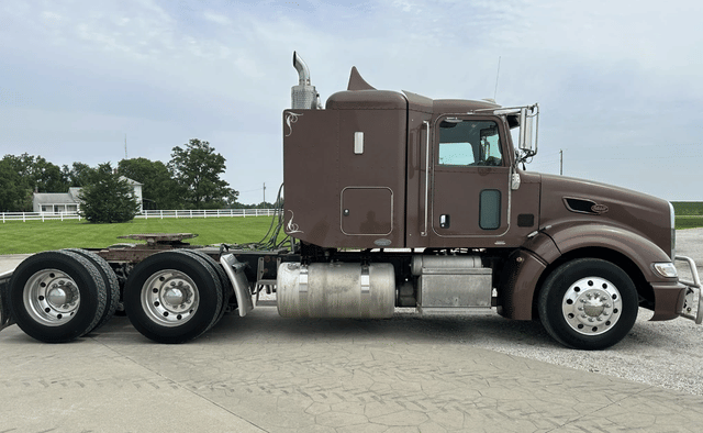 Image of Peterbilt 386 equipment image 3