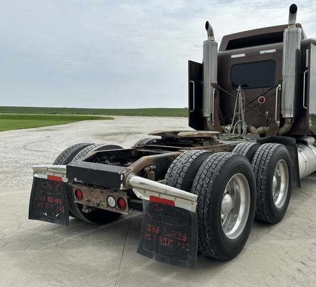 Image of Peterbilt 386 equipment image 4