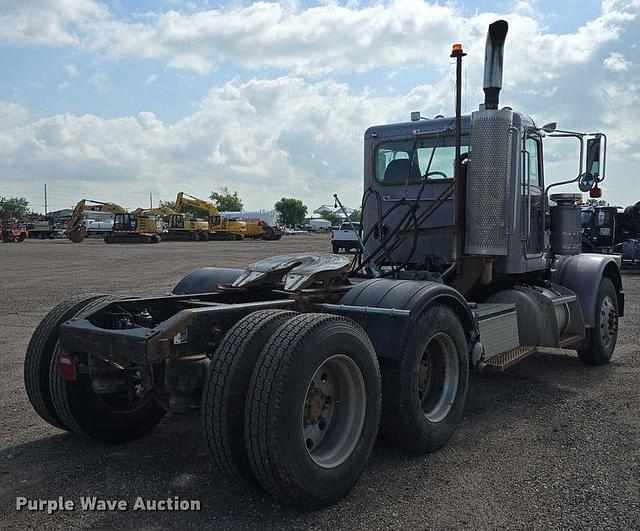 Image of Peterbilt 388 equipment image 4