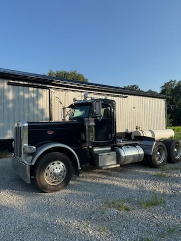 Image of Peterbilt 389 Primary image