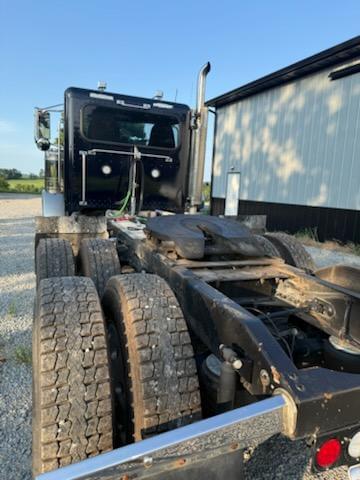 Image of Peterbilt 389 equipment image 3