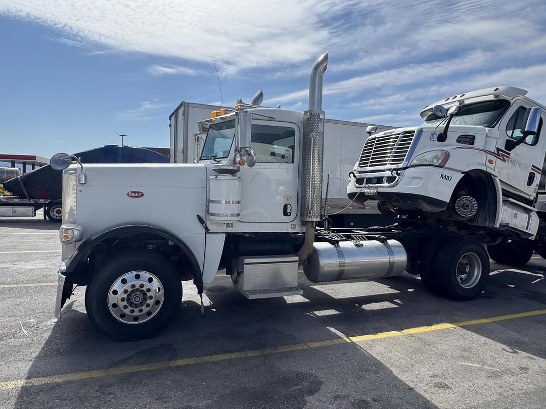 Image of Peterbilt 389 Image 0