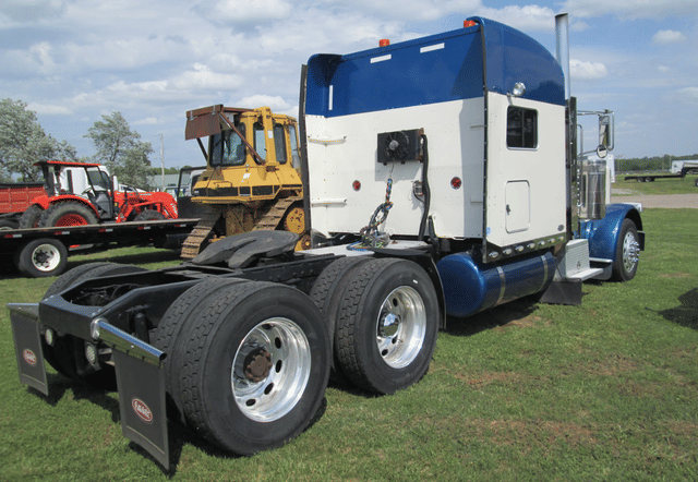 Image of Peterbilt 389 equipment image 2
