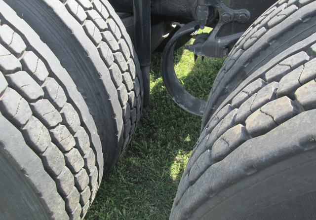 Image of Peterbilt 389 equipment image 4