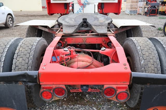 Image of Peterbilt 389 equipment image 4