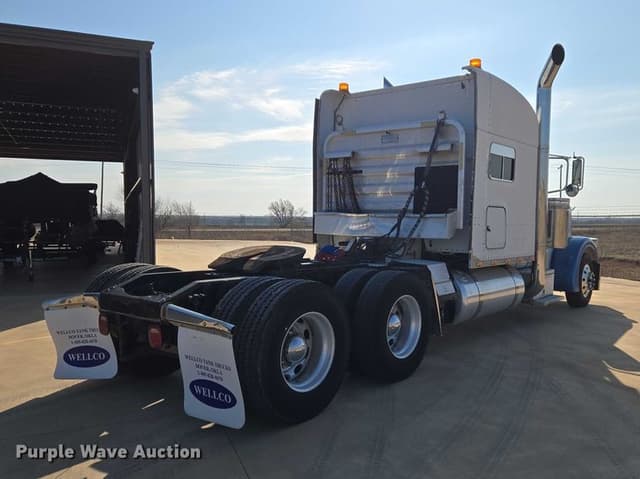 Image of Peterbilt 389 equipment image 4