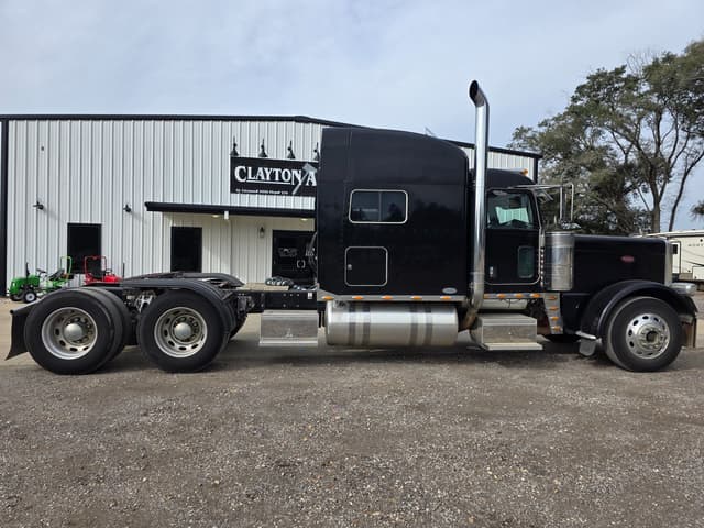 Image of Peterbilt 389 equipment image 1