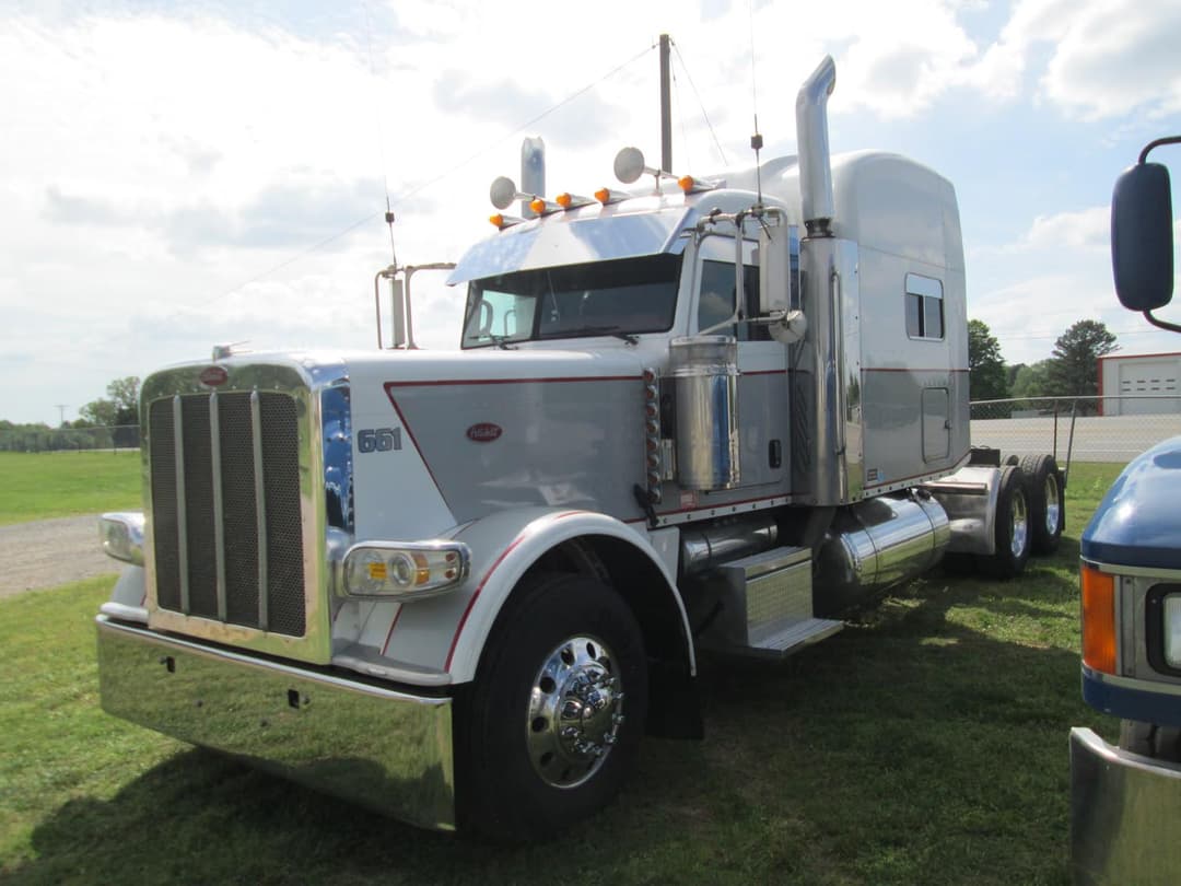 Image of Peterbilt 389 Primary image