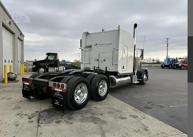 Image of Peterbilt 389 equipment image 4