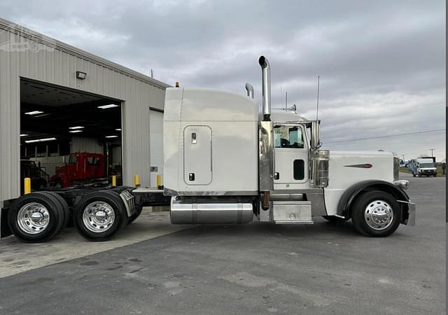 Image of Peterbilt 389 equipment image 2