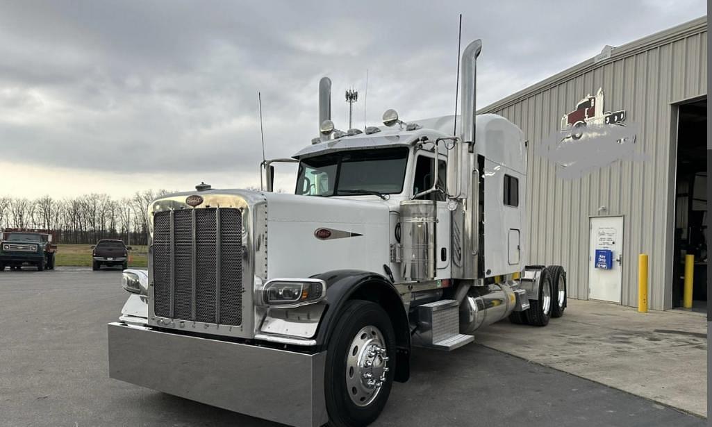 Image of Peterbilt 389 Primary image