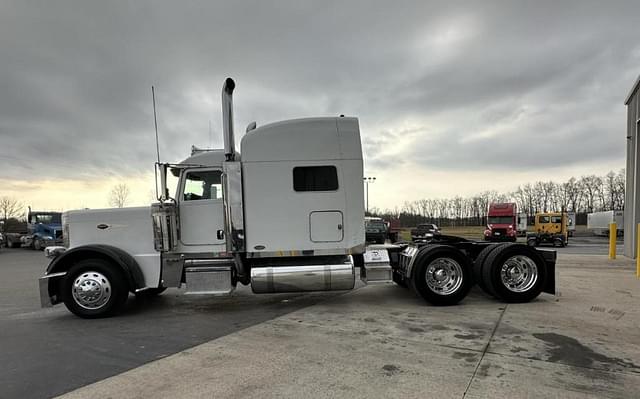 Image of Peterbilt 389 equipment image 1