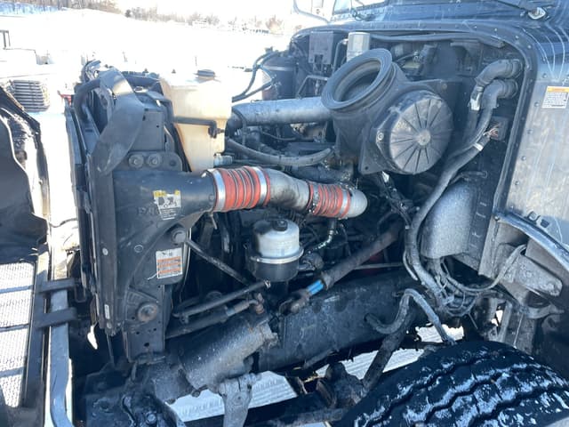 Image of Peterbilt 335 equipment image 4