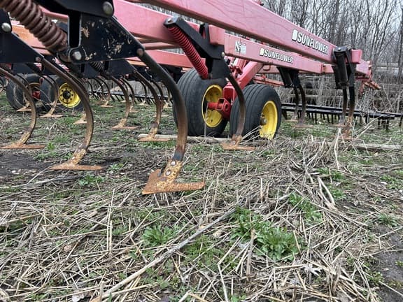 Image of Sunflower 5135-42 equipment image 1