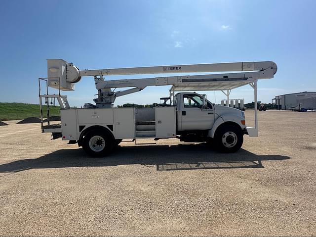 Image of Ford F-750 equipment image 3