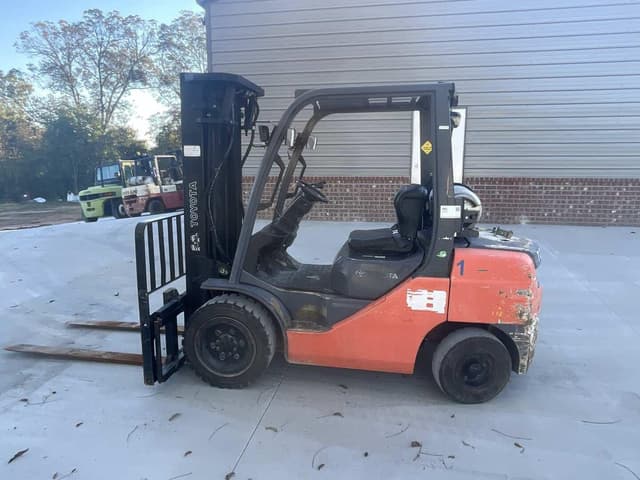 Image of Toyota 8FGU30 equipment image 1