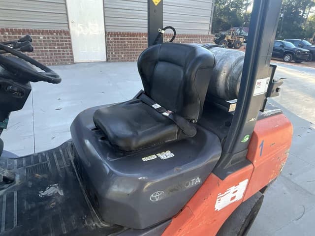 Image of Toyota 8FGU30 equipment image 3