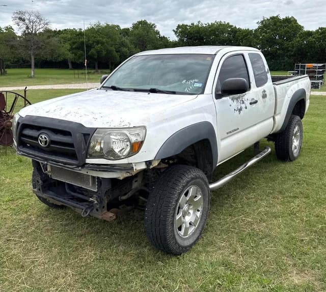 Image of Toyota Tacoma equipment image 2