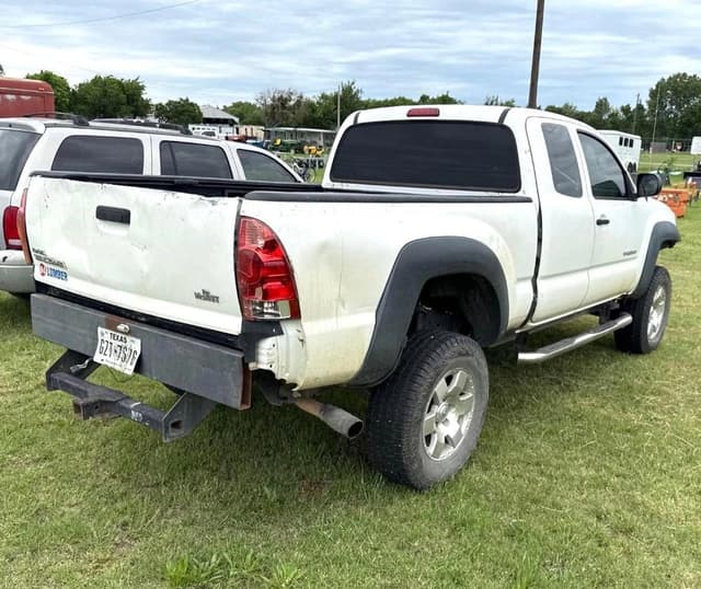 Image of Toyota Tacoma equipment image 3