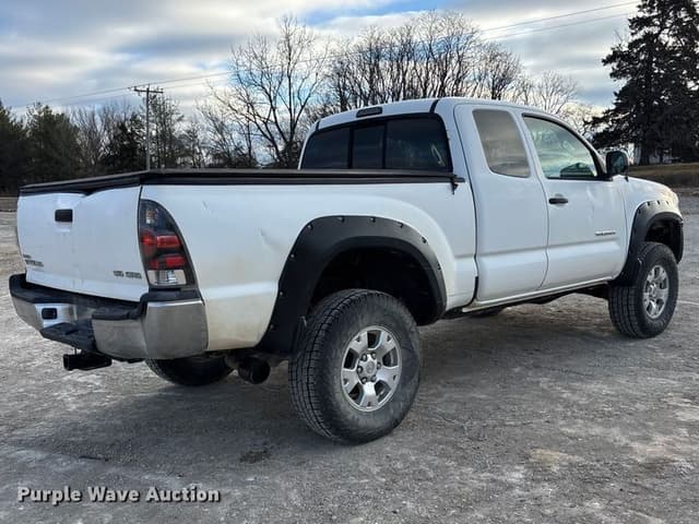 Image of Toyota Tacoma equipment image 4