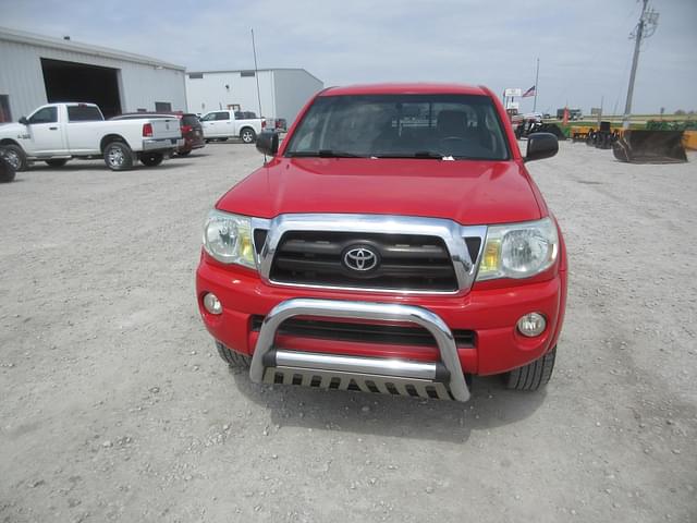 Image of Toyota Tacoma equipment image 2