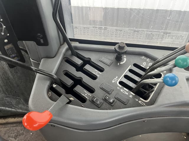 Image of Versatile 2375 equipment image 4