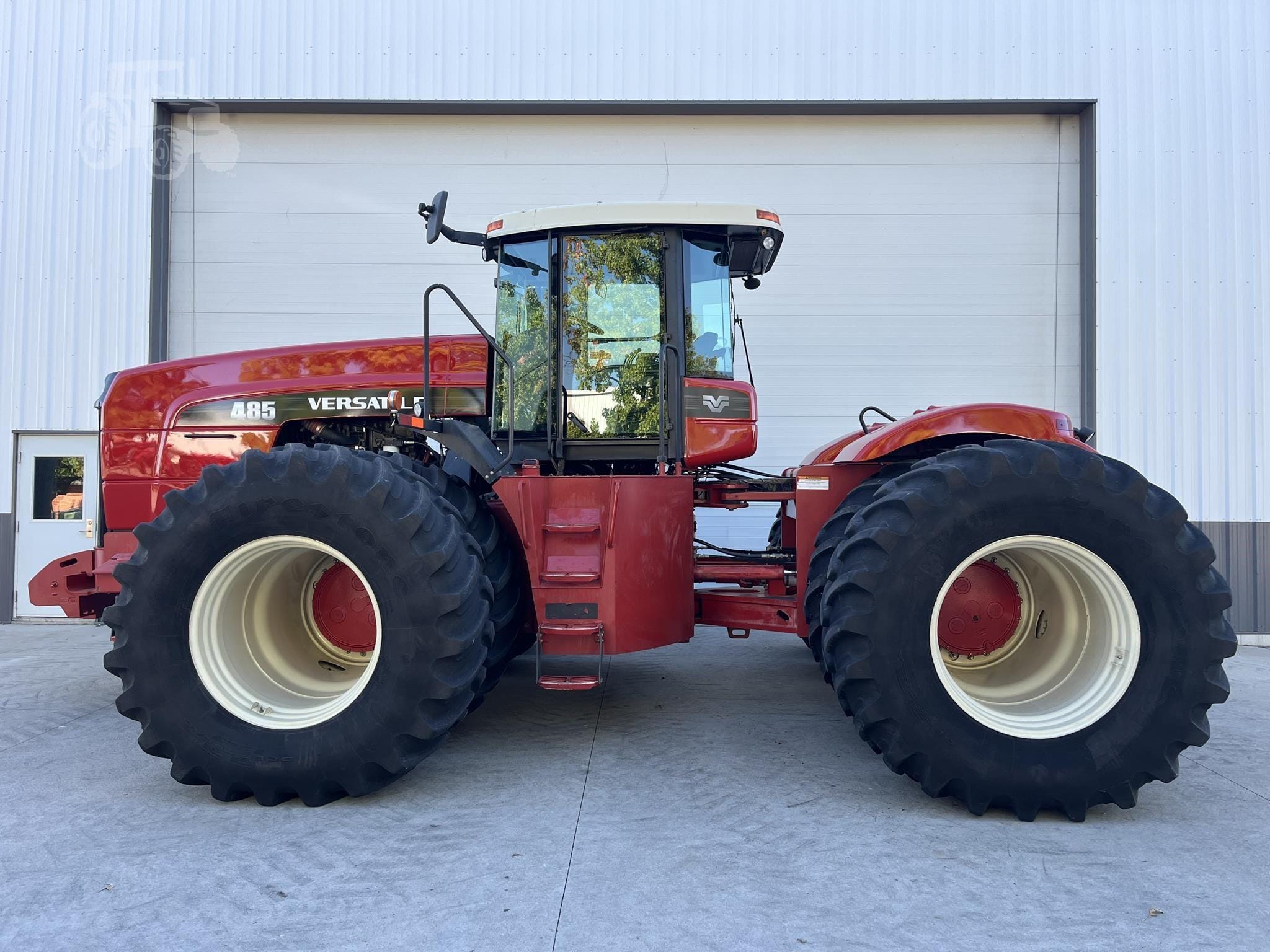 2008 Versatile 485 Equipment Image0