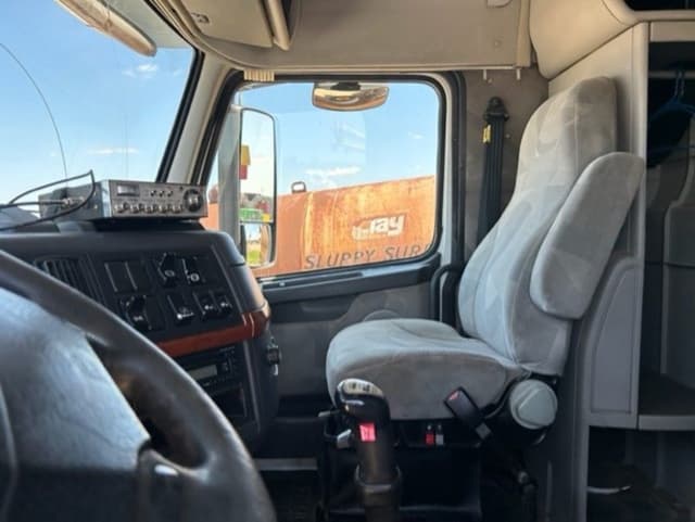 Image of Volvo VNL equipment image 4