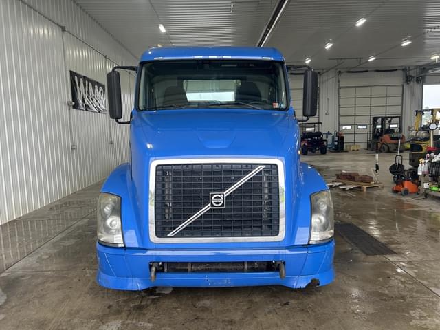 Image of Volvo VNL42T300 equipment image 1
