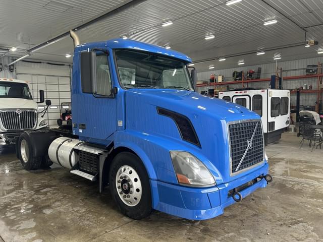 Image of Volvo VNL42T300 equipment image 2