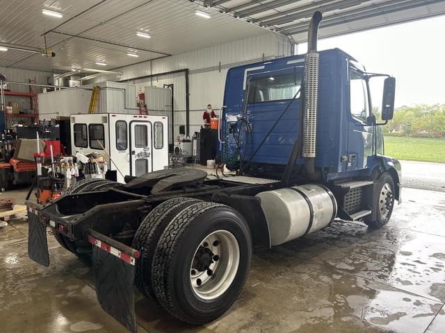 Image of Volvo VNL42T300 equipment image 3