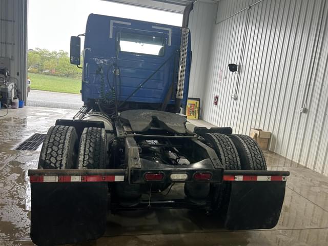 Image of Volvo VNL42T300 equipment image 4