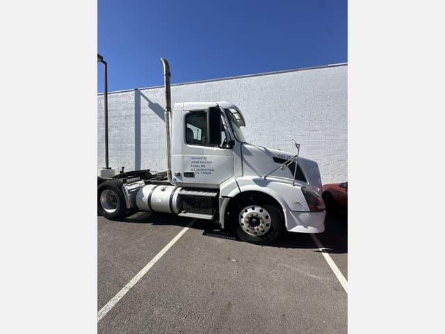 Image of Volvo VNL64T300 equipment image 2