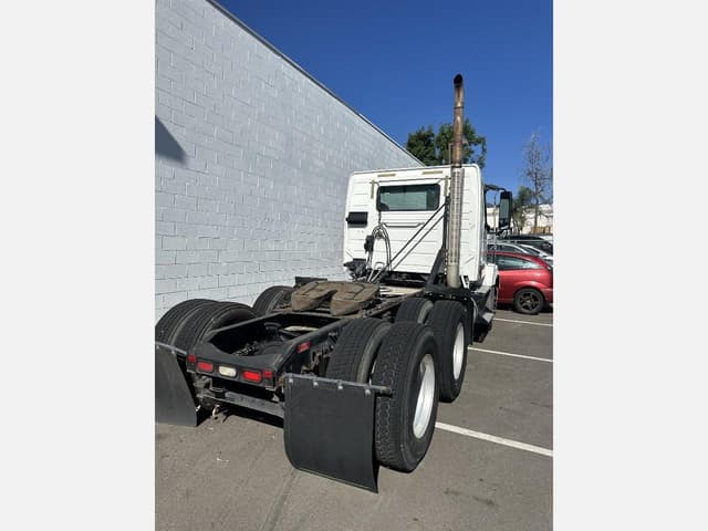 Image of Volvo VNL64T300 equipment image 3