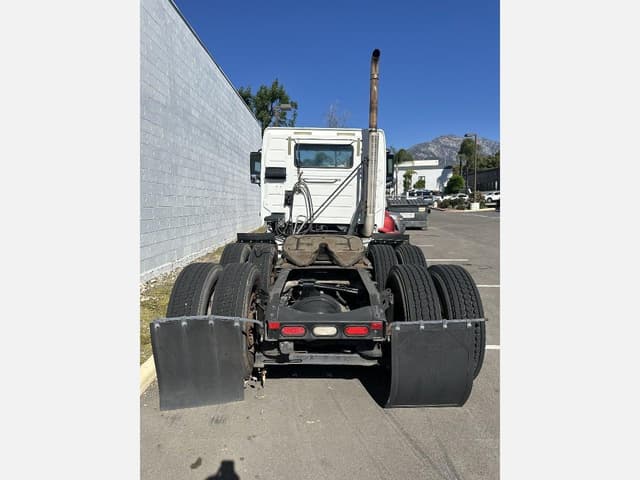 Image of Volvo VNL64T300 equipment image 4