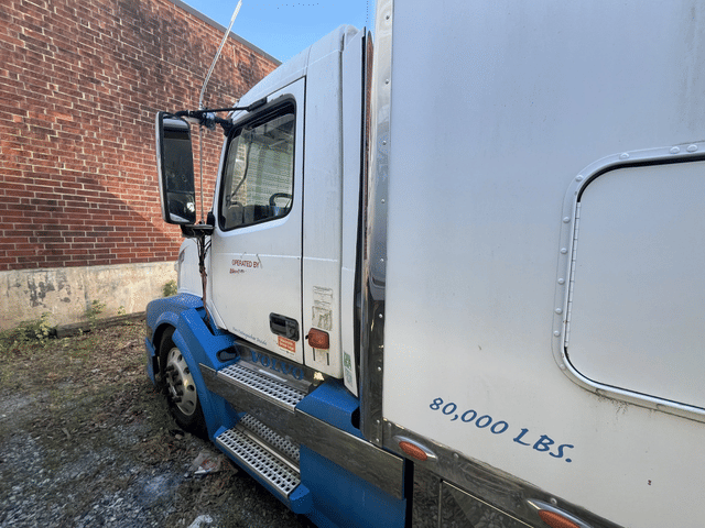 Image of Volvo VNL64T430 equipment image 4