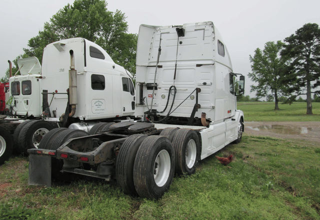 Image of Volvo VNL64T670 equipment image 2