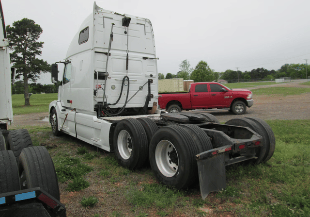 Image of Volvo VNL64T670 equipment image 3
