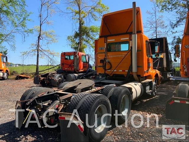 Image of Volvo VNM64T200 equipment image 4