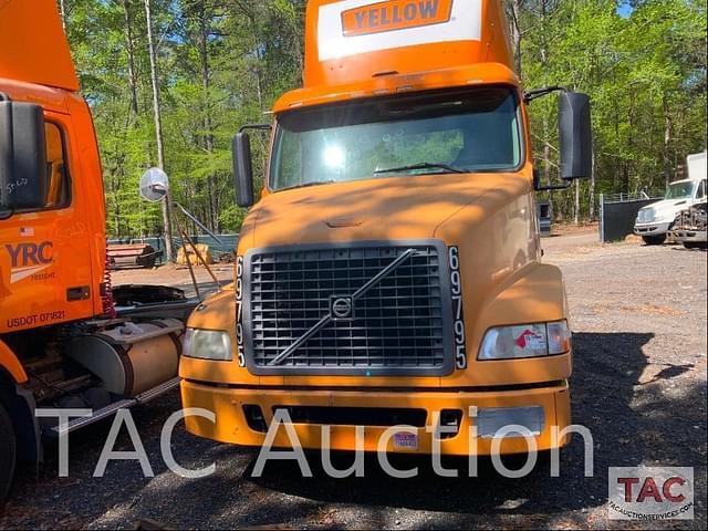 Image of Volvo VNM64T200 equipment image 1