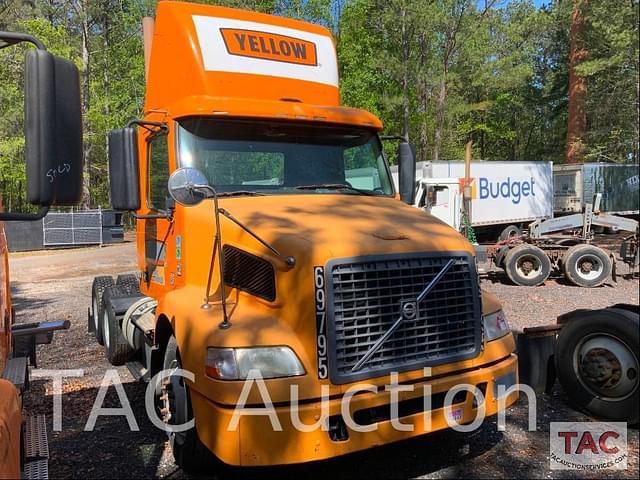 Image of Volvo VNM64T200 equipment image 2