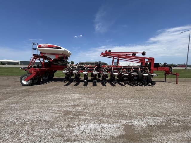 Image of White 8824 equipment image 1