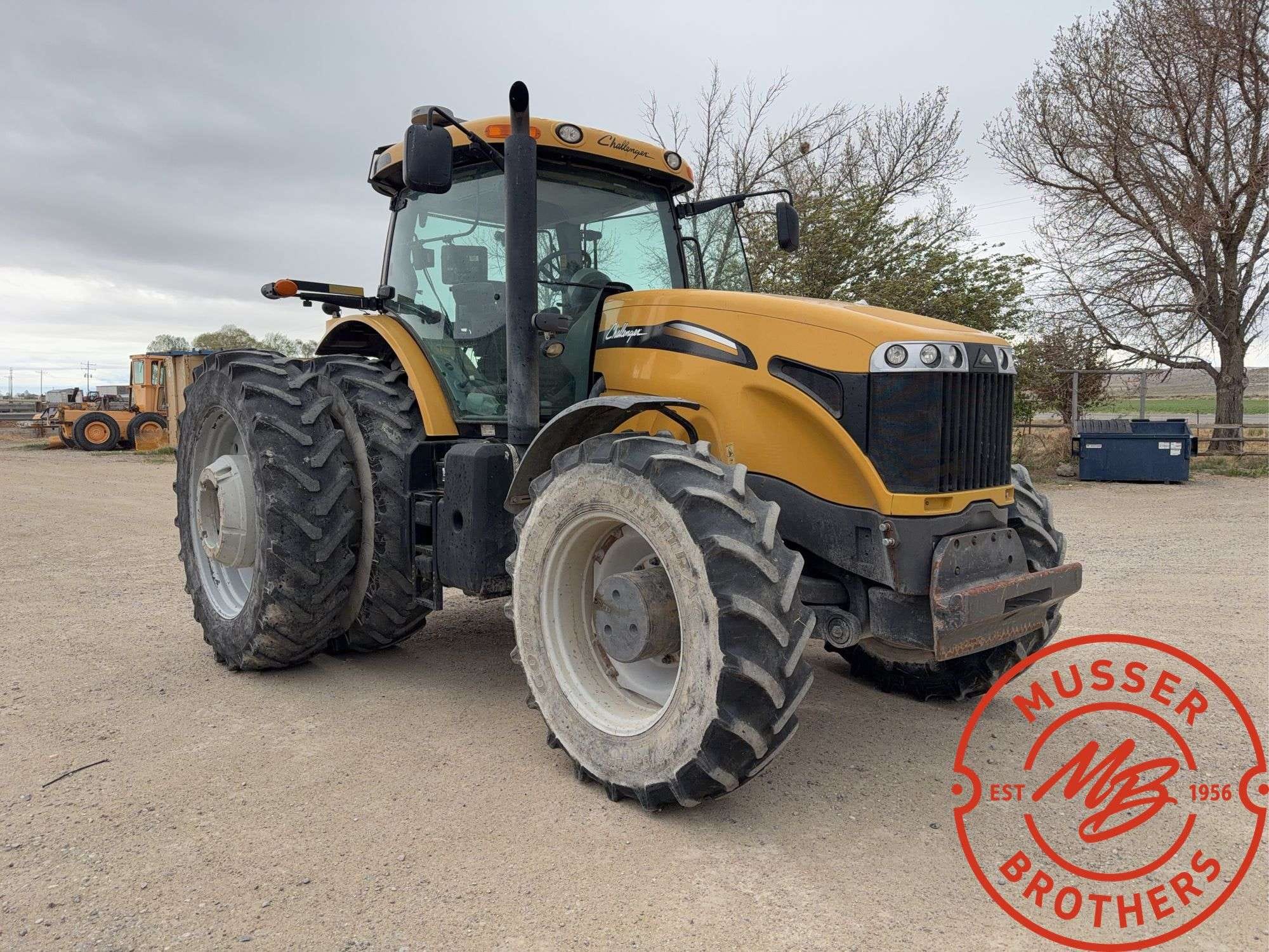 300 - 424 HP Tractors image