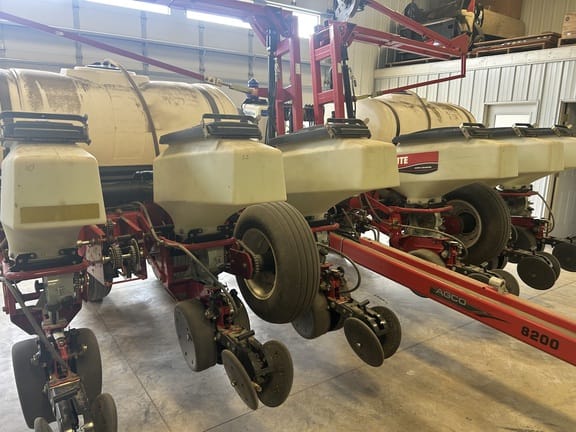 2009 White 8200 Equipment Image0